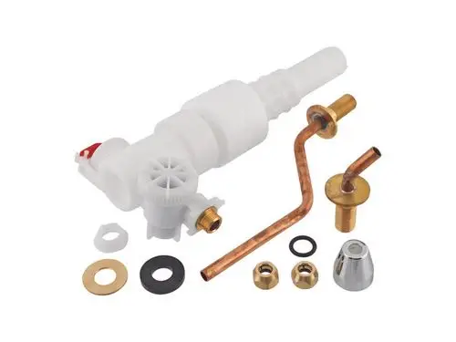 Einlaufarmatur von Ideal Standard, bestehend aus einem weißen Kunststoffteil und mehreren Metallkomponenten, darunter Kupferrohre und Fittings.